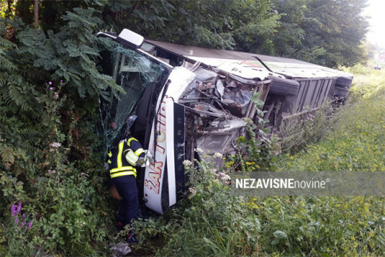 Poginula putnica u autobusu, šestoro povrijeđenih