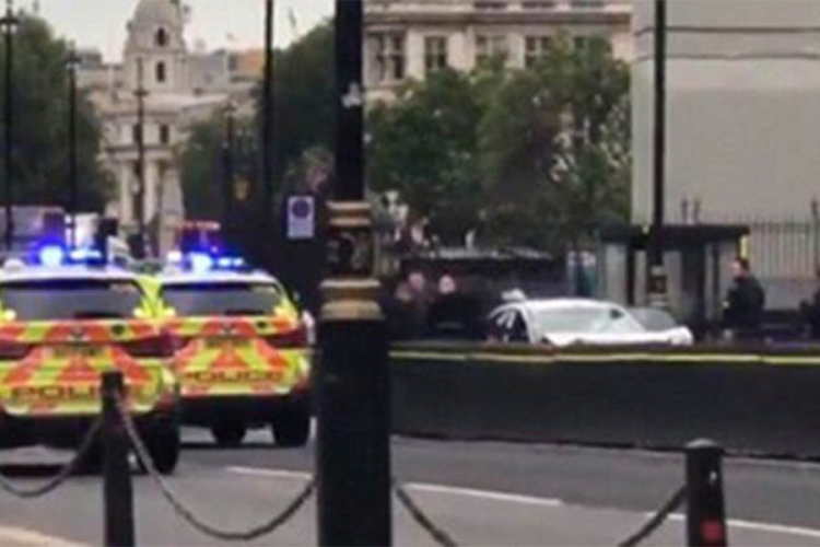Automobil probio ogradu britanskog parlamenta, vozač uhapšen