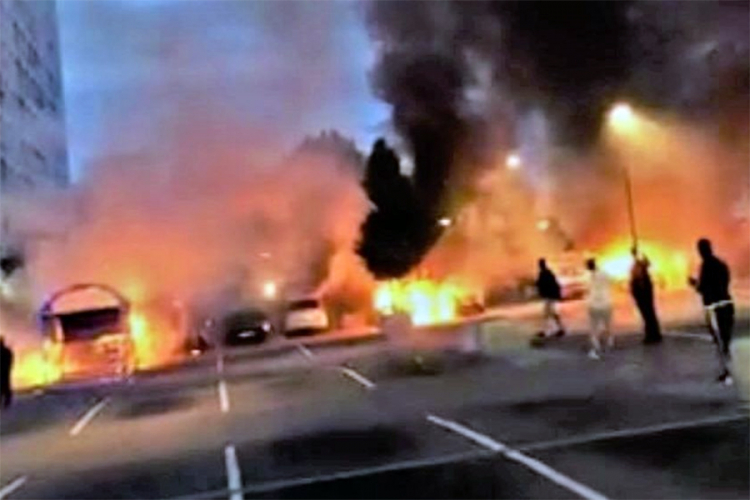 Mladi palili automobile i napadali policiju u Švedskoj