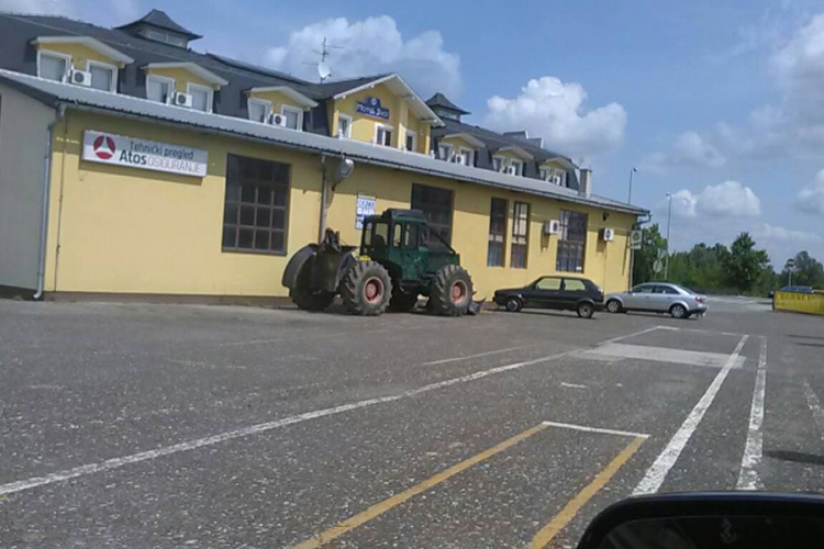 Pokvareni traktor pregazio vlasnika pilane