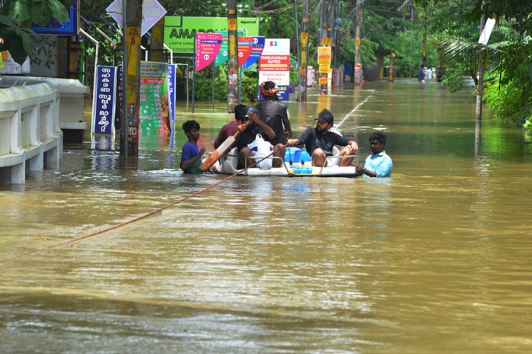 U poplavama u Indiji poginule 324 osobe