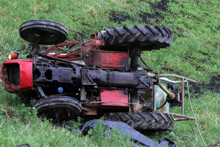 U prevrtanju traktora u Banjaluci poginuo vozač