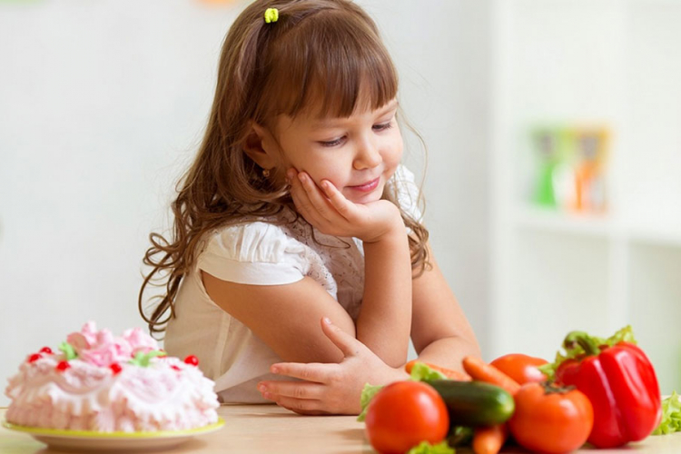 Djeca eskiviraju povrće, tamane slatkiše i grickalice