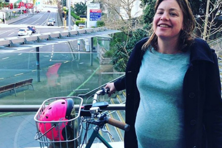 Ministarka biciklom otišla da se porodi