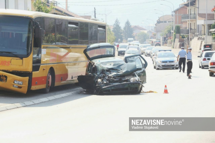 Sudar autobusa i auta u Banjaluci, intervenišu tri vozila Hitne