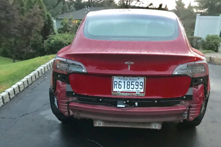 Tesla Model 3 raspada se na kiši
