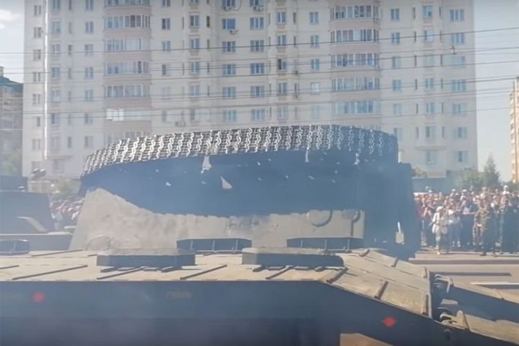 Prevrnuo se tenk na paradi u Rusiji