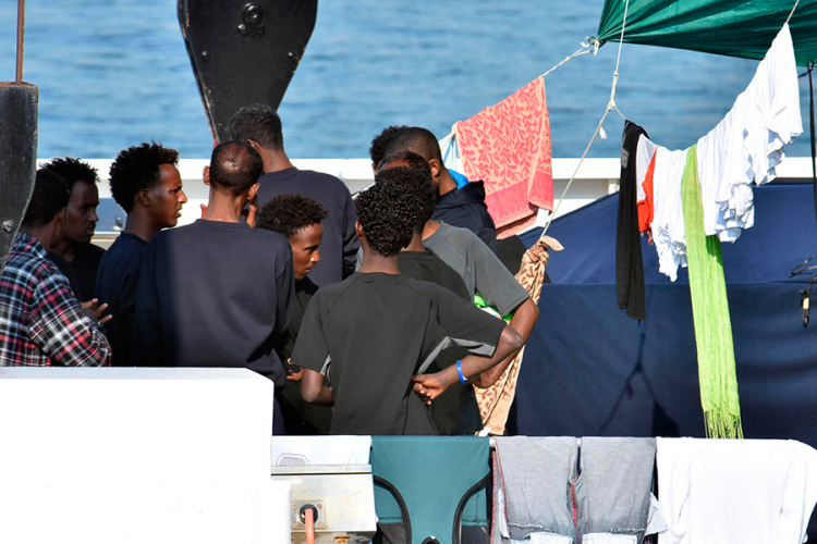 Migranti "zaglavljeni" na brodu otpočeli štrajk glađu