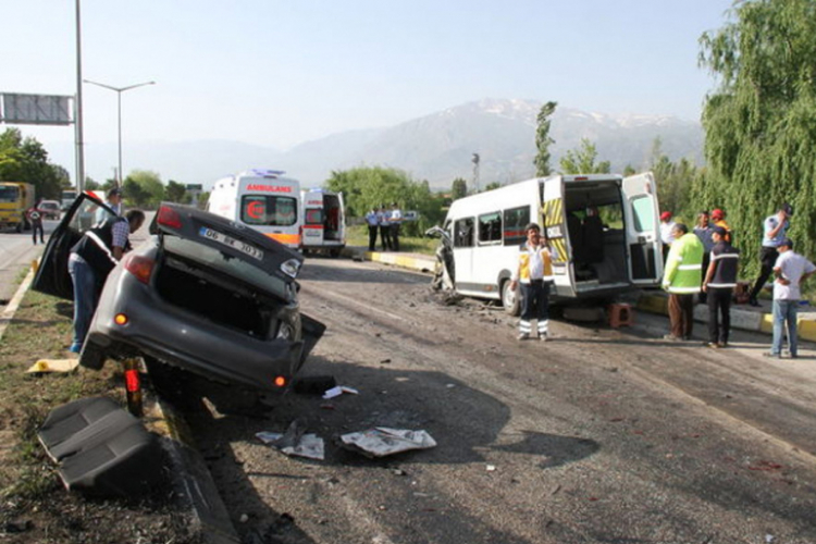 U saobraćajnoj nesreći u Turskoj sedam mrtvih, među njima troje djece