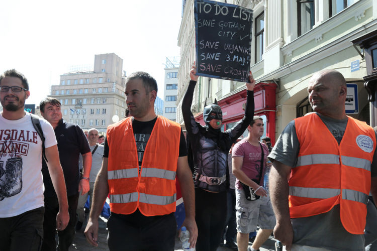Protesti u Zagrebu, radnici donijeli fekalije pred Vladu