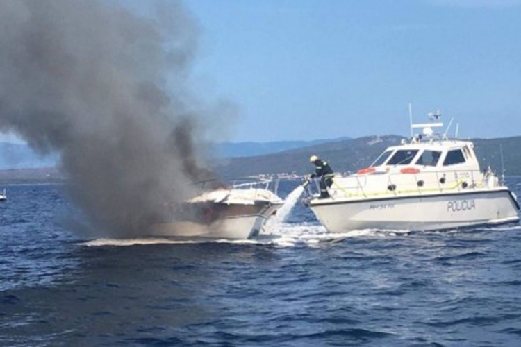 Zapalio se gliser između Krka i Cresa, turisti skakali u more