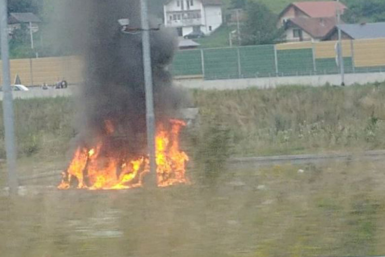 Izgorio automobil na putu Doboj - Derventa
