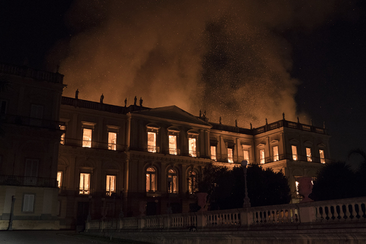 Požar progutao 200 godina star Nacionalni muzej u Rio de Žaneiru