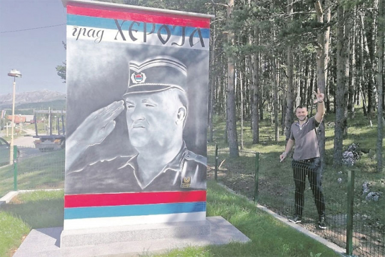 Bivši rukometaš podigao spomenik Ratku Mladiću u Kalinoviku