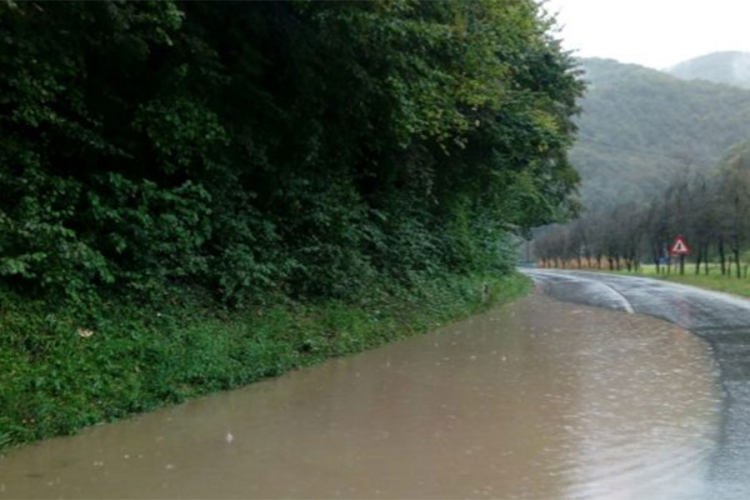 Kiša formirala mini jezero na putu Banjaluka-Kotor Varoš, vozači oprez