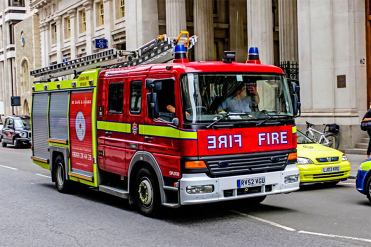 London: Gori osnovna škola, poslato 80 vatrogasaca