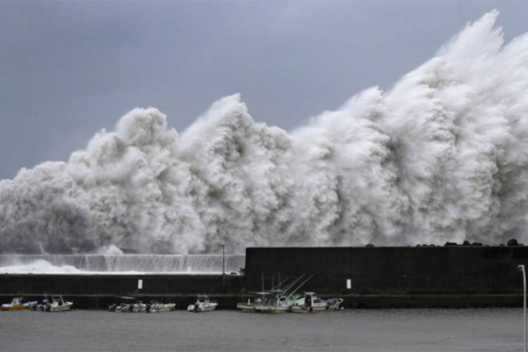 Tajfun odnio osam života, više od 200 ljudi povrijeđeno
