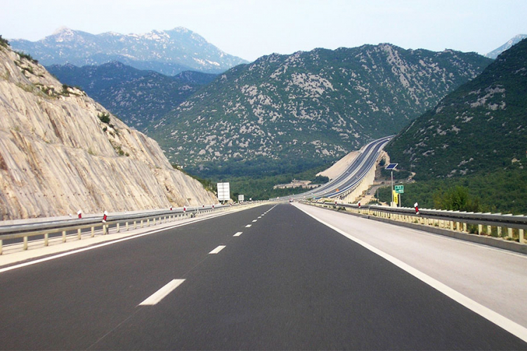 Auto-slalom obustavlja saobraćaj na putu Trebinje-Herceg Novi