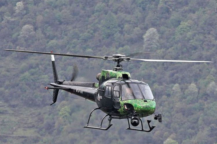Nestao helikopter sa sedam osoba u planinama Nepala