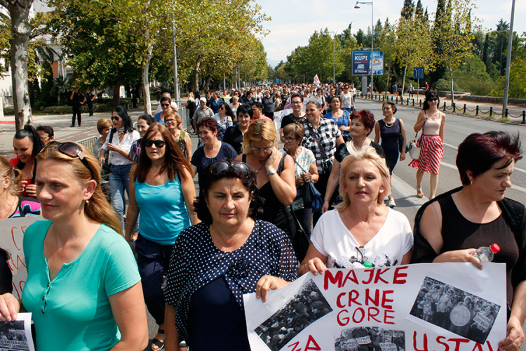 U Podgorici novi protest zbog ukidanja naknada za majke troje i više djece