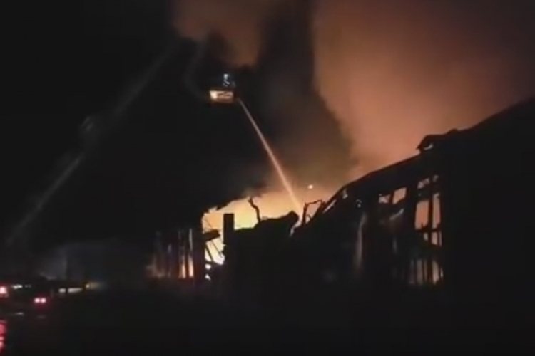 Gorjela fabrika u Novom Sadu, čula se i eksplozija