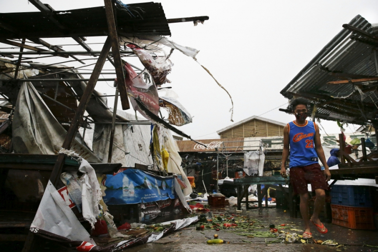 Najjača oluja pustoši Filipine: Troje mrtvih, 105.000 ljudi u skloništima
