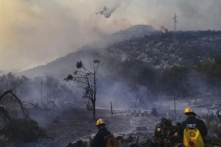 Zaustavljeno širenje požara na Pelješcu