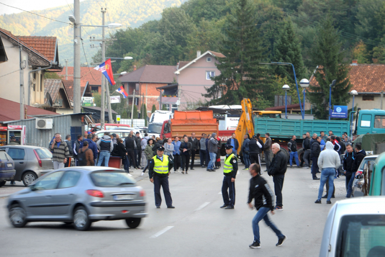 Građani Zubinog Potoka blokirali put zbog upada ROSU na Gazivode