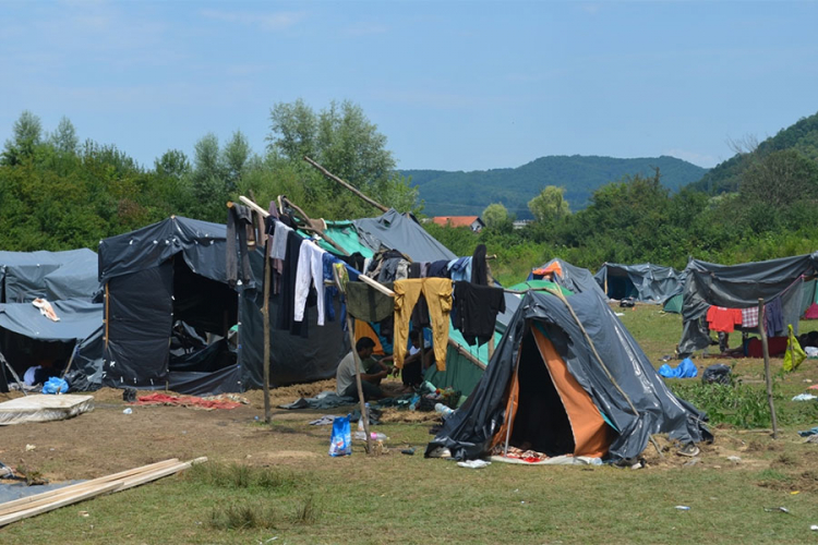 Kamp Trnovi u Velikoj Kladuši: Migranti pod najlonskim šatorima dočekuju hladne dane