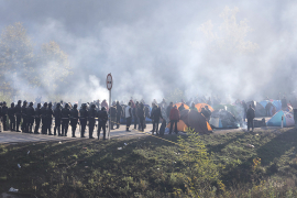 Migranti i drugu noć proveli pod otvorenim nebom: Trenutno mirno na Maljevcu