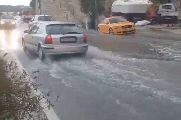 Jako nevrijeme pogodilo Dubrovniku, ulice i kuće poplavljene