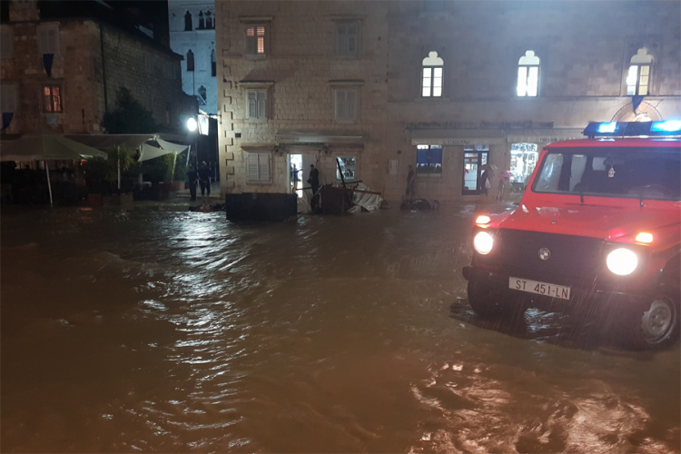 Potop na Hvaru, kiša poplavila ulice i apartmane