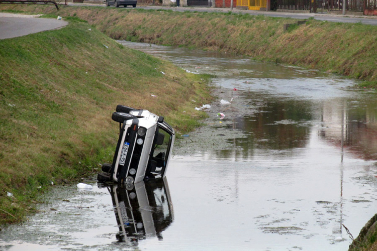 Parkiran automobil skliznuo u kanal Dašnica