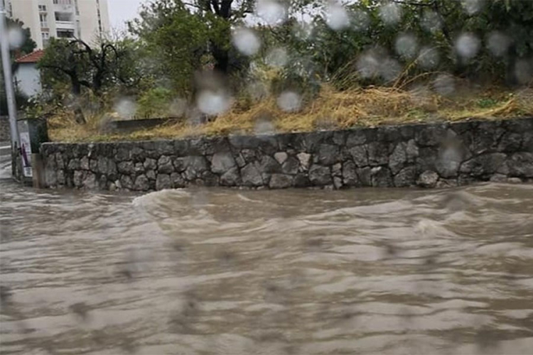 Obilna kiša u Splitu, ulice poplavljene