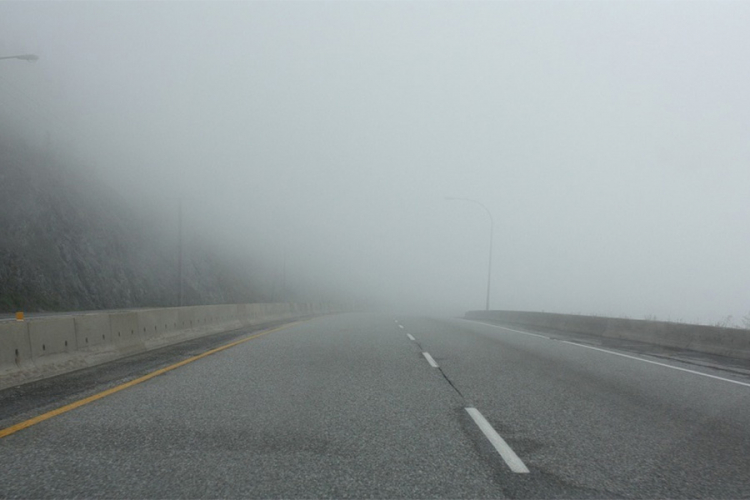 Kolovozi mokri, magla smanjuje vidljivost