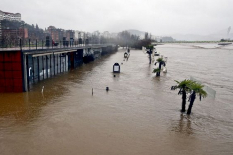 Poginulo pet ljudi u poplavama
