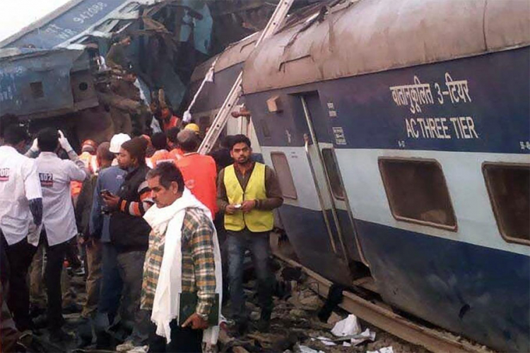 Voz izletio iz šina, poginulo pet putnika