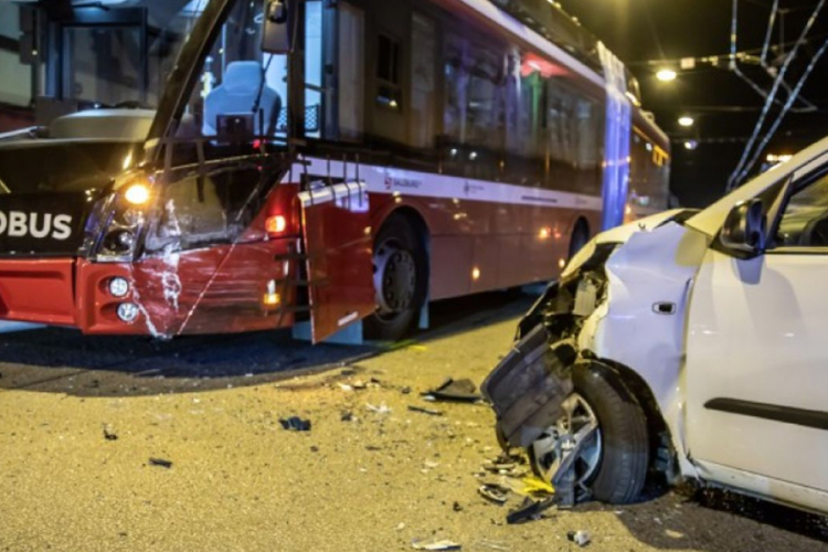 Državljanin BiH vozio sa 2,06 promila pa se zabio u trolejbus u Salcburgu