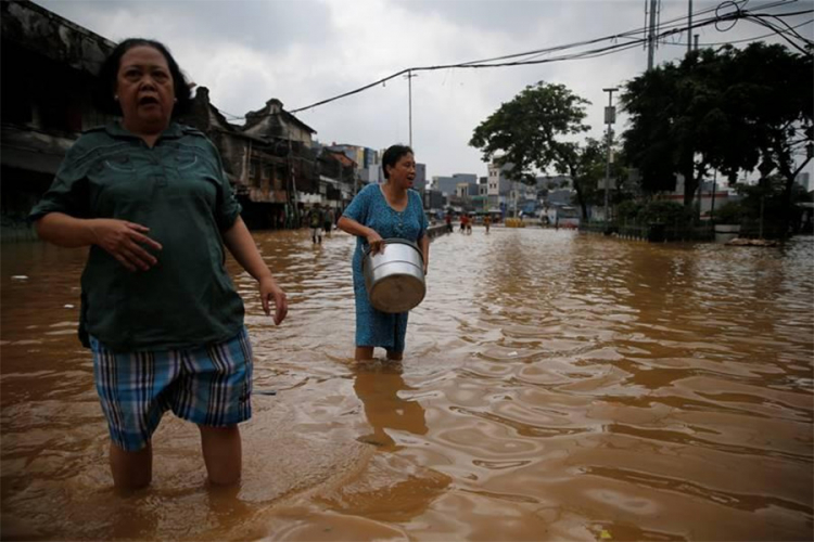 U poplavama i klizištima na Sumatri poginulo 11 djece