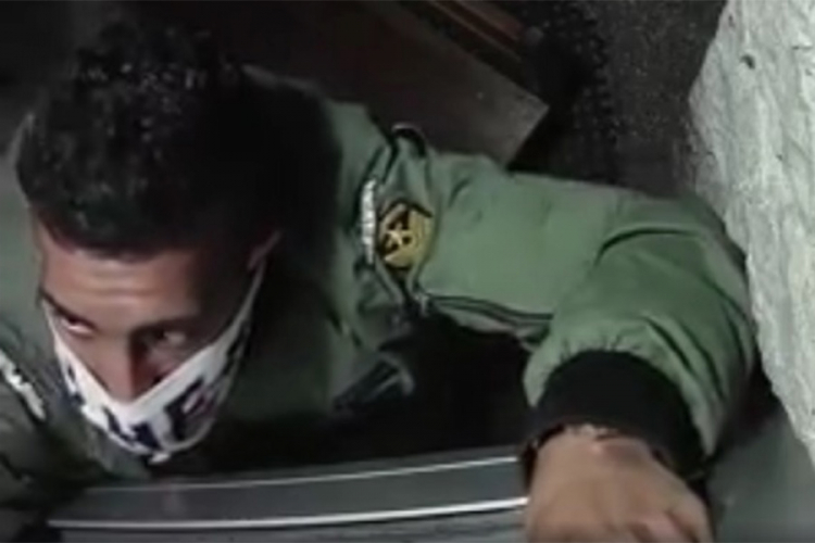 Migrant provalnik uperio sigurnosnu kameru u sebe pa pao na glavu