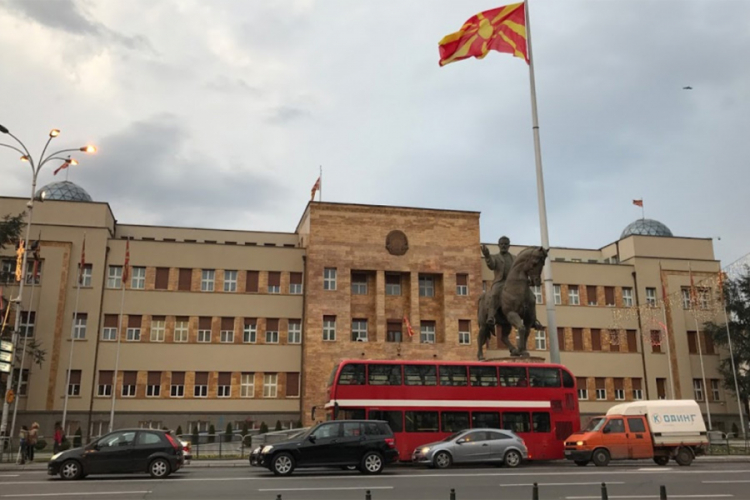 Sudbina Makedonije "visi" na devet glasova