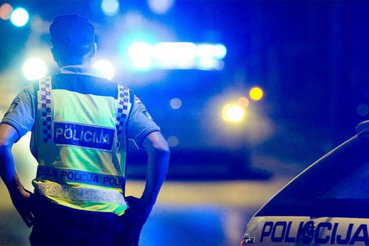 Sin načelnika policije pijan službenim autom udario u ogradu