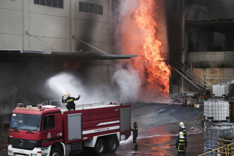 U požaru u fabrici poginuo vatrogasac