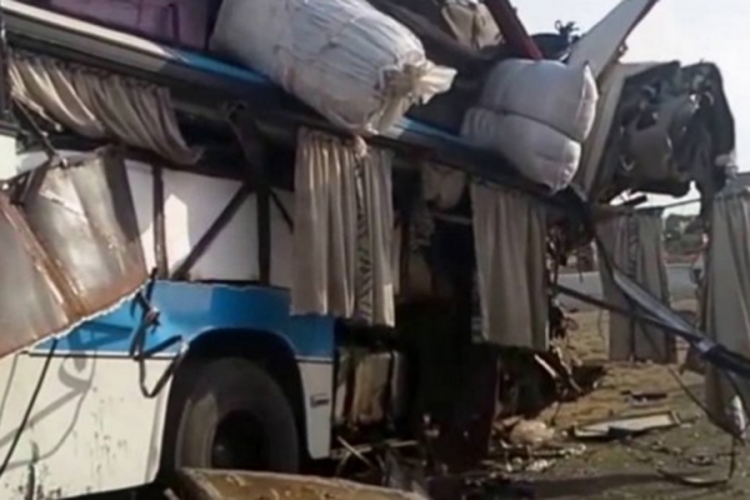 U sudaru dva autobusa 19 mrtvih, 35 povrijeđenih