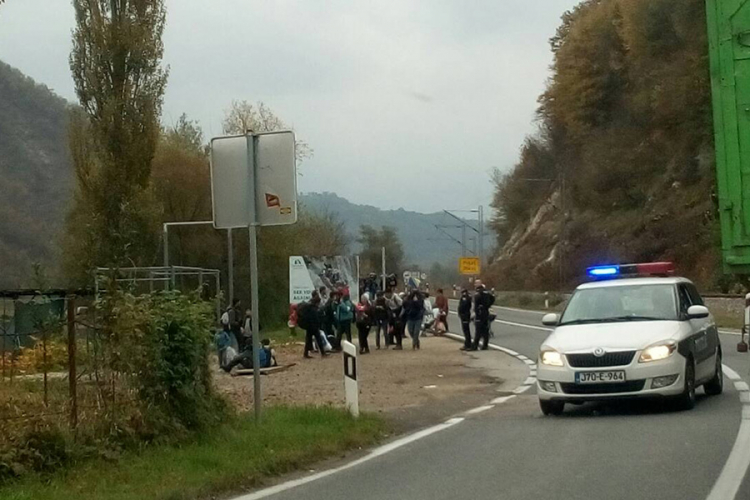 Policija migrante vraća u kamp Trnovi