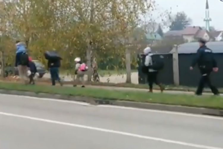 Migranti uz pratnju policije krenuli ka granici BiH i Hrvatske