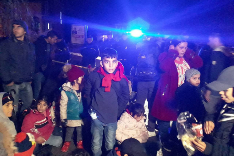 Migranti zaustavljeni ispred graničnog prelaza Izačić, stotine ljudi leži na cesti