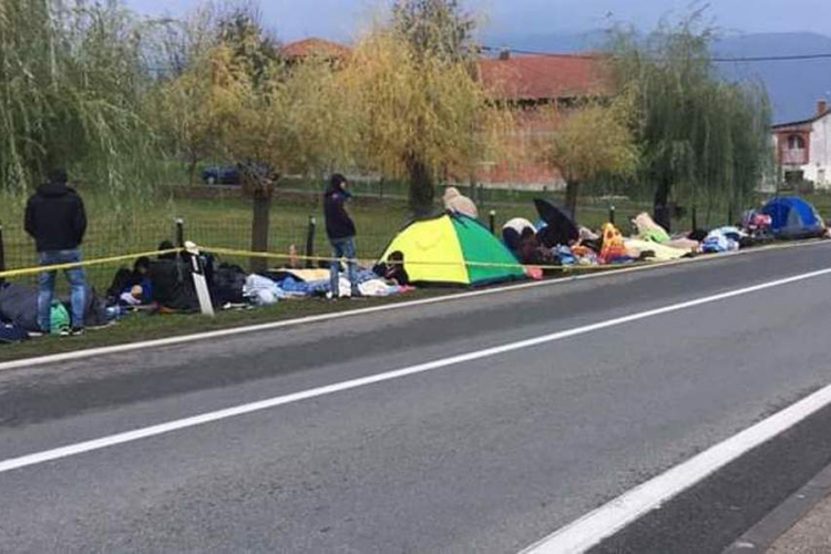 Stotine migranata prenoćilo ispred GP Izačić, Bišćani im donosili deke i hranu
