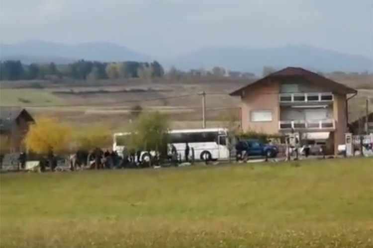Migranti koji su prespavali na prelazu Izačić vraćaju se autobusima u Cazin