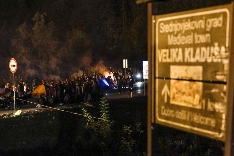 Stotine migranata na GP Maljevac: Vatra i neizvjesnost pod vedrim nebom